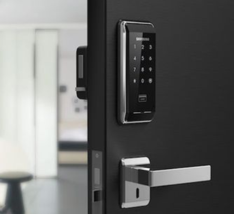 pintu-elektronik-pintar-sebagai-sistem-keamanan-rumah-modern