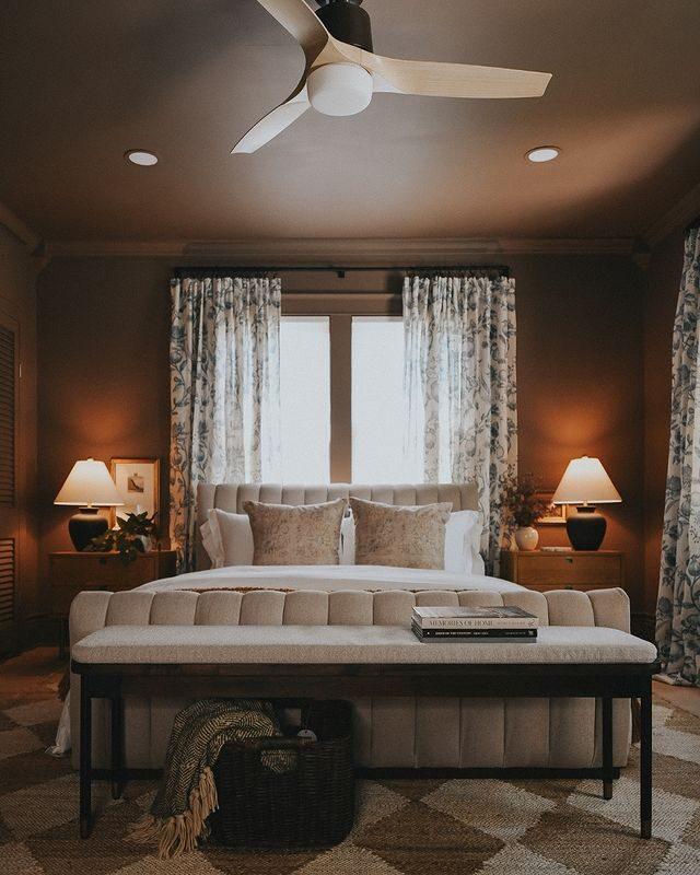 Dramatic Fusion of Neutral and Dark Colors